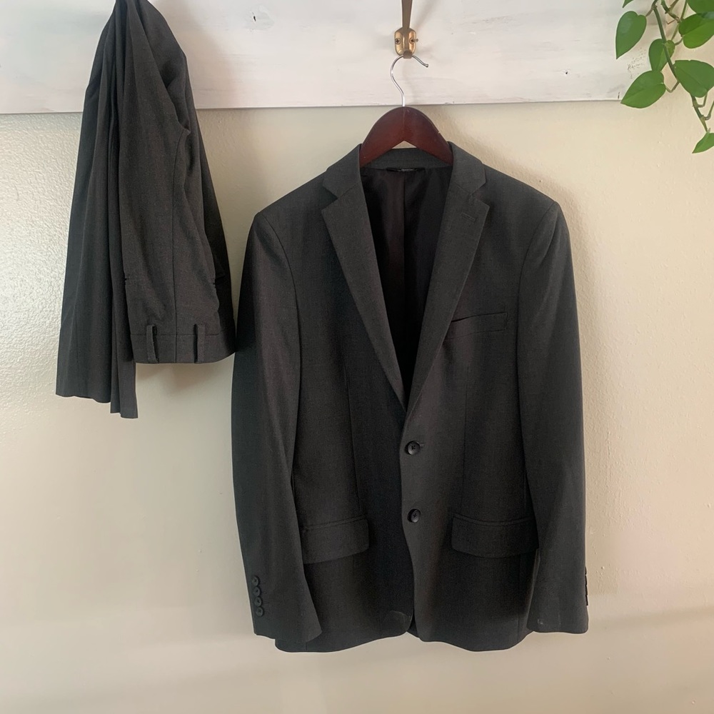 LIGHTLY USED: MENS CHARCOAL SUIT